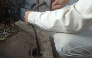nhân viên đang thông tắc cống